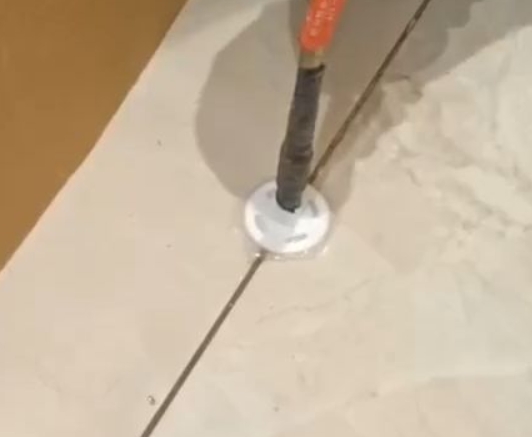 开江瓷砖空鼓维修公司专业解答瓷砖在铺贴过程中，如果没有涂抹均匀到位的粘结材料（如水泥砂浆或瓷砖胶），可能会导致以下问题